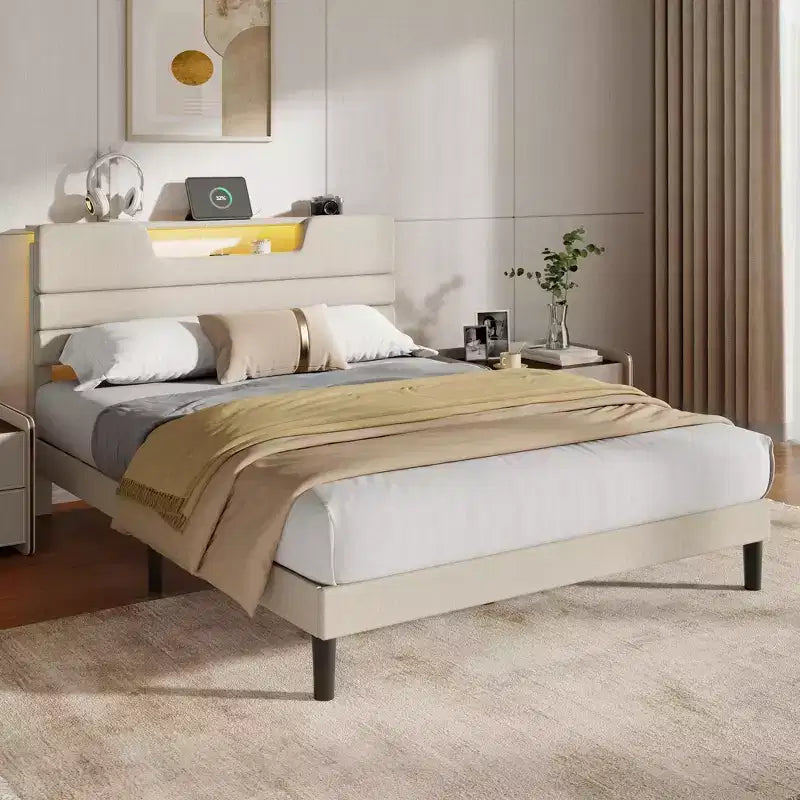 Lit plateforme Queen en tissu beige rembourré avec lumières LED et port de chargement USB – 1 personne