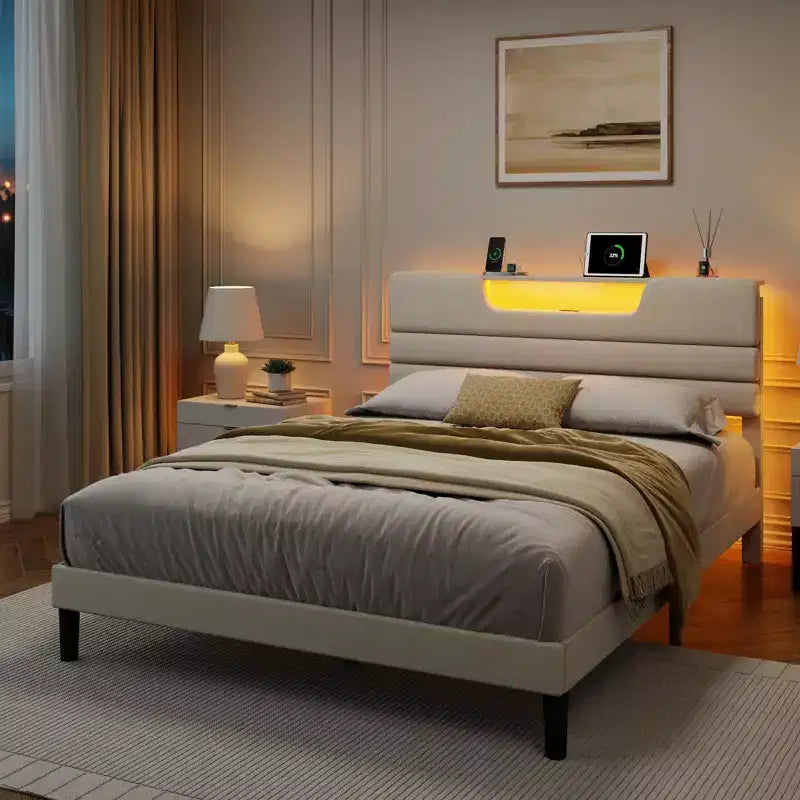 Lit plateforme Queen en tissu beige rembourré avec lumières LED et port de chargement USB – 1 personne