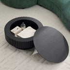 Table basse ronde cannelée avec rangement dissimulé – Frêne / Noir / Noyer – Pied central, 1 personne